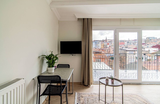 Charming 1-bedroom apartment with terrace in enchanting Istanbul with WiFi, AC