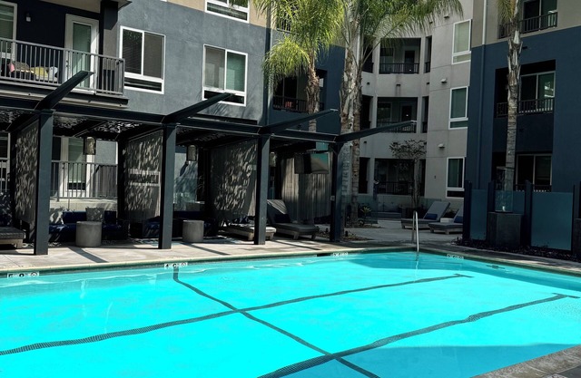 Charming 1-bedroom apartment with hot tub, 1 mile from Griffith Park!