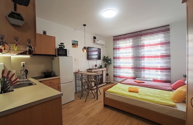 Charming 1-bedroom apartment in Nessebar Tankovo with Fireplace, AC, TV and WiFi