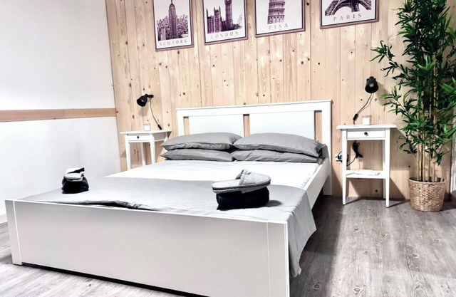 Charming 1-bedroom apartment with AC, WiFi in enchanting Napoli, a sofa bed