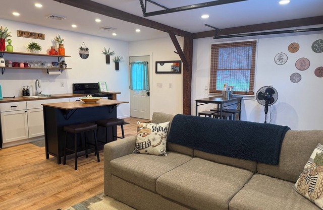 Charming 1-bedroom apartment in Greene for up to 4 guests, family & dog friendly