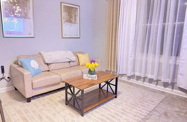 Charming 1-bedroom apartment in terrific Utica with AC, WiFi