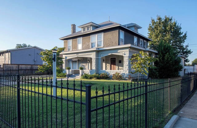 Charming 1-bedroom bungalow with large living space, WiFi, AC in midtown Memphis
