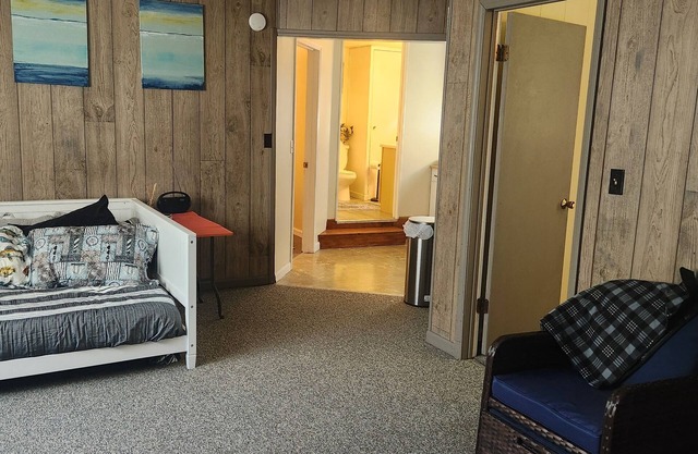 Charming 1-bedroom cottage 0.5 from beautiful Caseville with AC, spacious yard