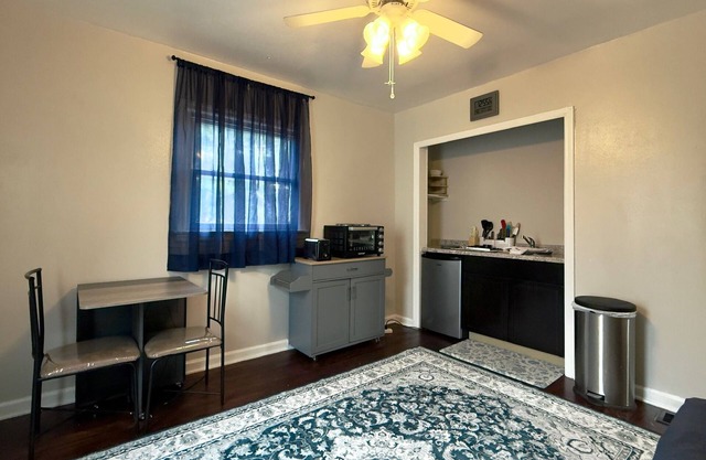 Charming 1-bedroom efficiency apartment