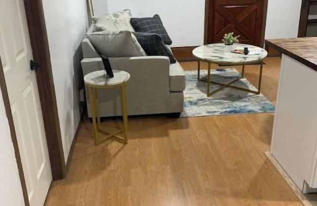 Charming 1-Bedroom Guest Suite in Bay Shore with WiFi