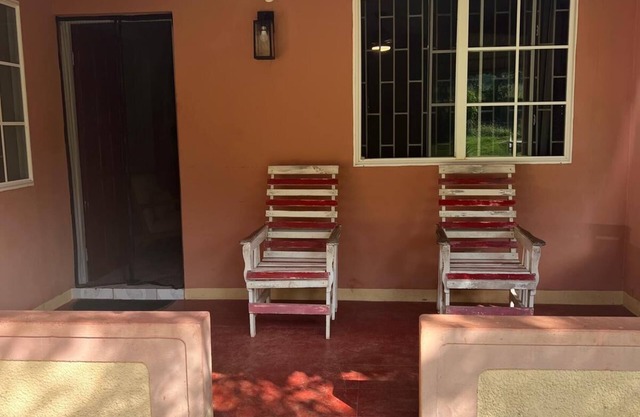 Charming 1-Bedroom House in Beautiful Boston Bay with WiFi, AC