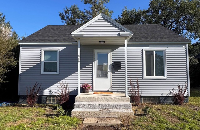 Charming 1-bedroom house in Plentywood with pull out couch and air mattress.