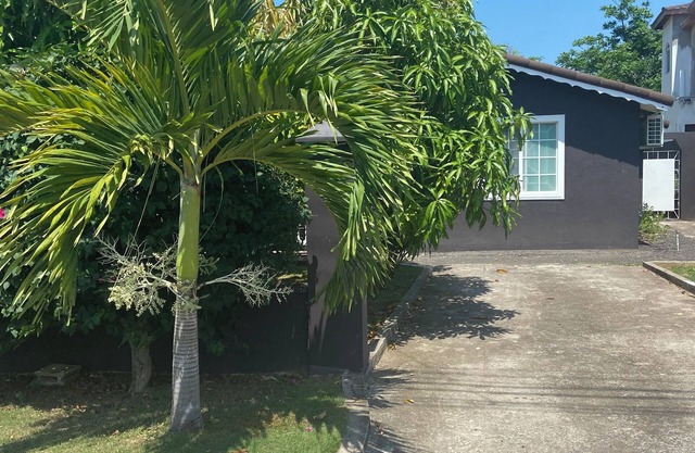 Charming 1-bedroom house with AC, WiFi in welcoming Falmouth
