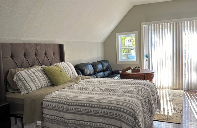 Charming 1-bedroom house in fabulous London with AC, WiFi