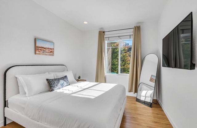 Charming 1-bedroom Private Room with shared bath WiFi and AC in amazing San Jose