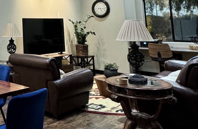 Charming 1-bedroom QT Cottage with AC, WiFi near 1 mile P83, Arrowhead Mall