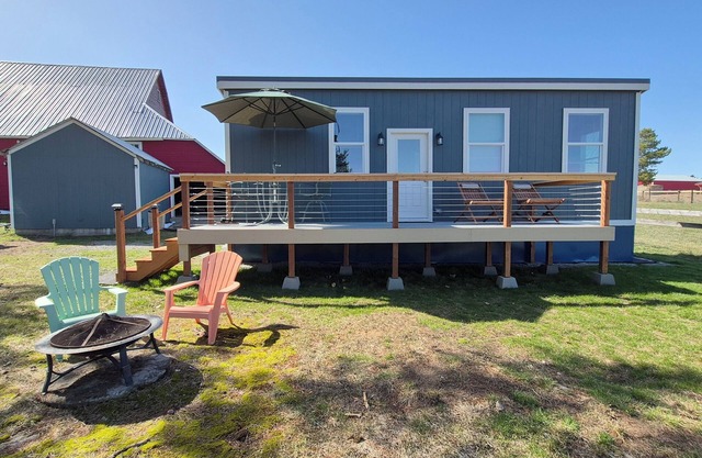 Charming 1-bedroom tiny house on 14 acres in peaceful Kalispell with WiFi, AC