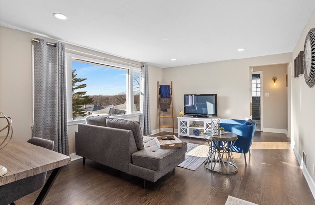 Charming 1-bedroom upper apartment with WiFi near Wauwatosa, Wi