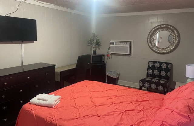 Charming 1 Bedroom/1 bath hotel room
