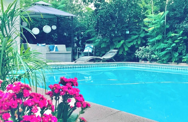 Charming 1-bedroom house in awesome Los Angeles with AC, WiFi, Pool