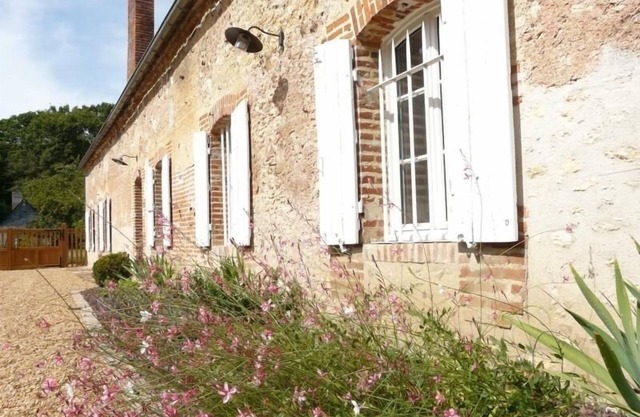 Charming 12-Person Cottage with Garden, BBQ & Bikes near Chartres