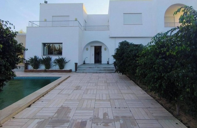 Charming 1000 sqm 4-bedroom villa with Pool ,WiFi in Hammamet