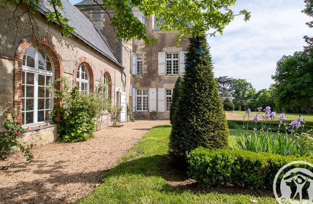 Charming 15th-Century Family Cottage in Loire Vineyards with Park, Terrace, and Leisure Facilities