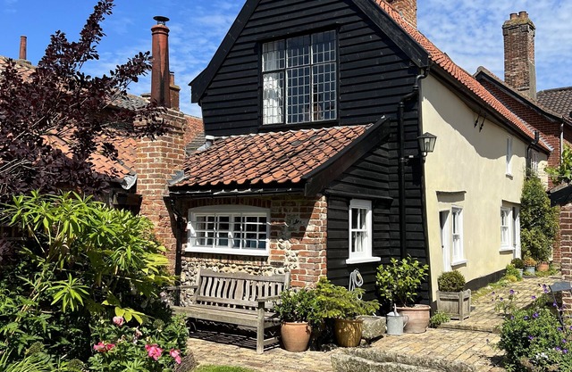 Charming 15th century cottage in elegant and historic Hingham