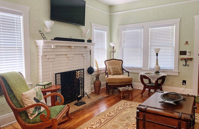 Charming 1920 bungalow ~Inn the Heights~5 mins to Bucs stadium! Central location