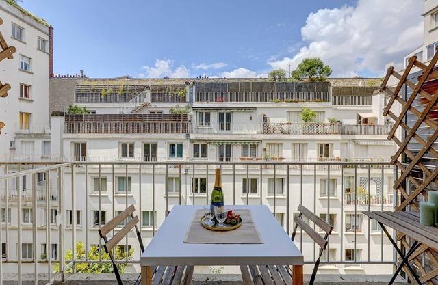 Charming 1BR with Balcony by Eiffel Tower
