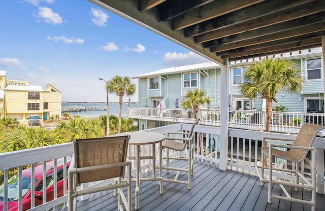 Charming 2/2 Townhome Steps from Navarre Beach – Ideal for Family Getaways!