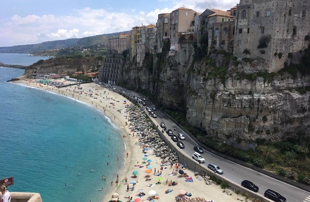 Charming 2-bedroom apartment with WiFi, AC close to beach and swimming pools