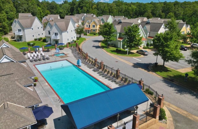 Charming 2-bdrm, 2 baths resort, WiFi in lovely Williamsburg, Virginia.