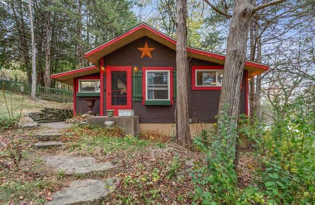 Charming 2-bdrm cabin in quaint Afton area with seasonal views of river!