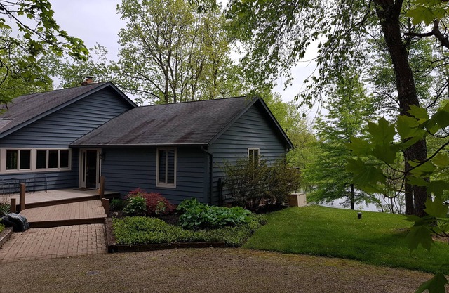 Charming 2-bdrm country house with tranquil yard - center of the universe