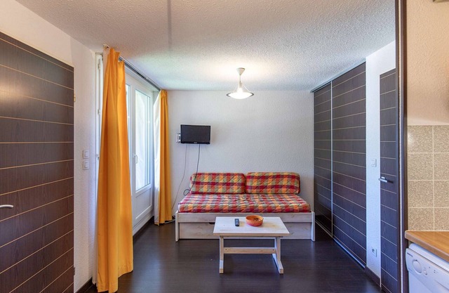 Charming 2-Bedroom Apartment with Balcony, Pool, and Mountain Views in Luz-Saint-Sauveur