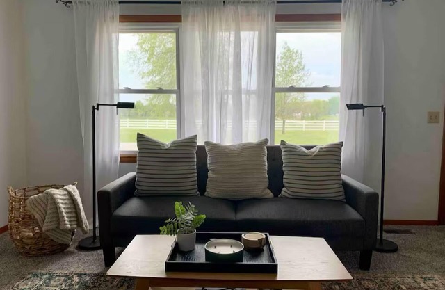 Charming 2-bedroom modern farmhouse with AC, High Speed Internet. Pet friendly