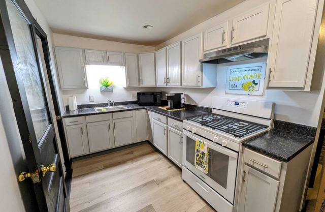 Charming 2-bedroom house with WiFi near downtown El Dorado Springs, Mo.