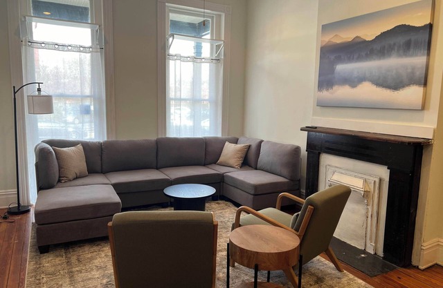 Charming 2-bed Apartment in Downtown Richmond with Fast WiFi and Easy Parking