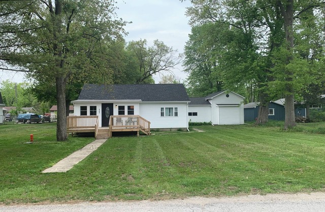 Charming 2-bed cottage on Bass Lake with access to public beach and boat launch.