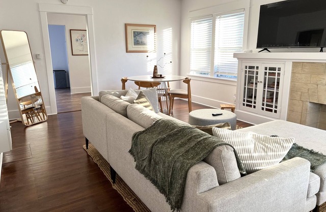 Charming 2-Bed Craftsman Bungalow w/AC, Parking