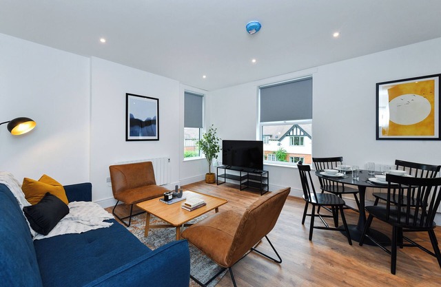 Charming 2-Bed Flat: Stylish, Spacious, & Prime Location