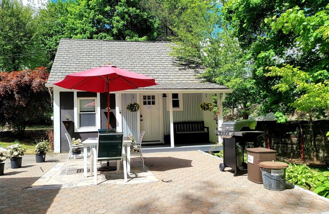 Charming 2 Bed backyard guesthouse close to Peekskill, WestPoint, & trails.