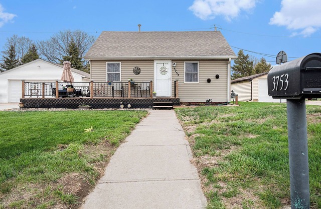 Charming 2-bedroom bungalow in lovely West Council Bluffs with WiFi, AC