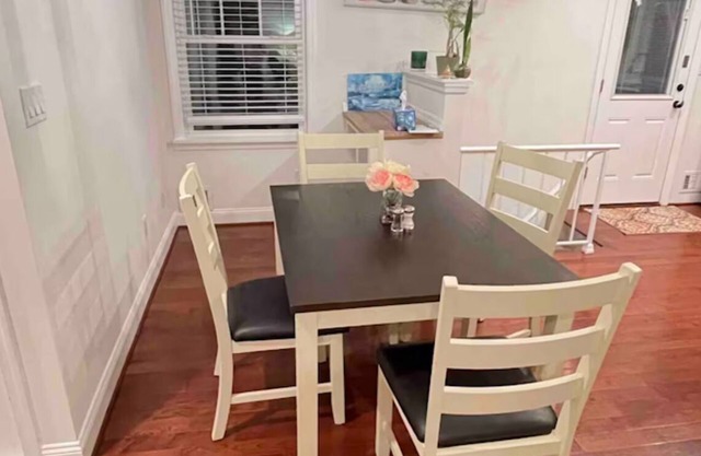 Charming 2-bedroom first floor house with WiFi, AC in fabulous Silver Spring