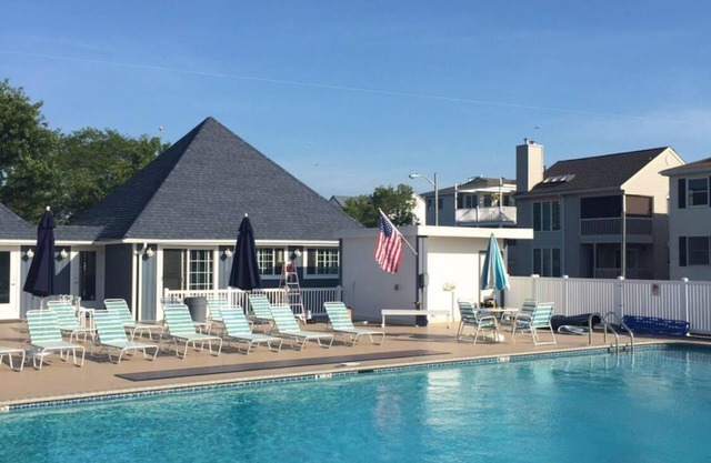 Charming 2-bedroom, 2nd floor condo with pool, AC, & WiFi in Ocean City, NJ