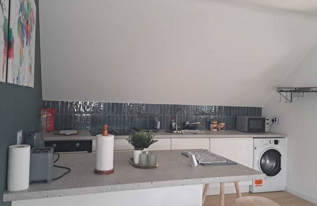 Charming 2-bedroom apartment in Blackwater with WiFi