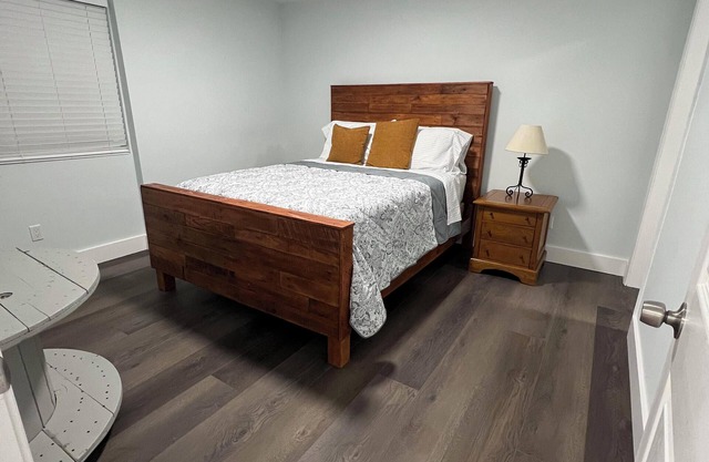Charming 2-bedroom apartment/Basement in fabulous Alpharetta with AC, WiFi
