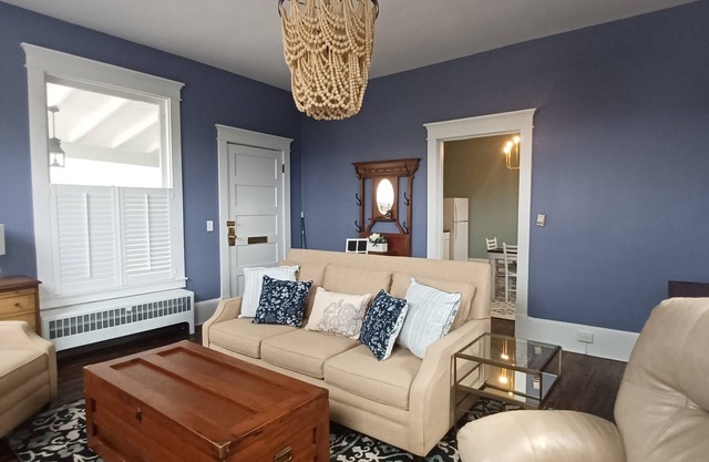 Charming 2-bedroom apartment in quiet downtown neighborhood in Petersburg