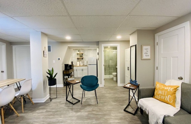 Charming 2 Bedroom Apt. Close to Valparaiso University Short-Term Stay