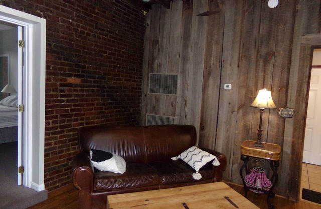 Charming 2-bedroom apartment with WiFi and AC in enchanting Maysville