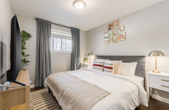 Charming 2-bedroom apt in quiet Riverside in between airport and Kansas City