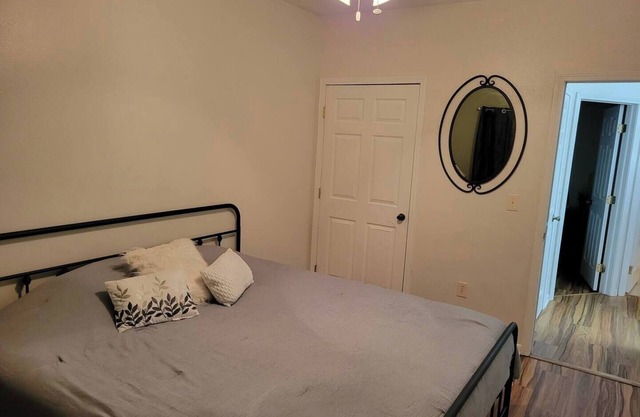 Charming 2-bedroom apartment with WiFi, AC next to Carthage Square and Route 66