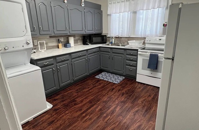 Charming 2-bedroom apartment with full kitchen, WiFi, and A/C in Uniontown, PA.